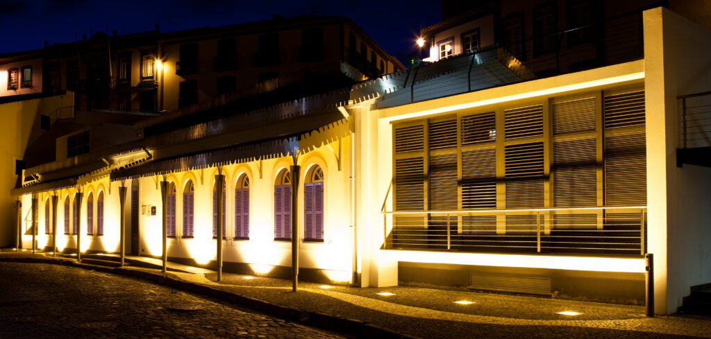 Edifício do Observatório do Ambiente dos Açores, em Angra do Heroísmo, iluminado à noite